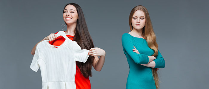 人の物をほしがる - 浮気をしやすい女性の特徴