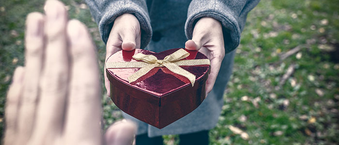 プレゼントを身につけてくれない - 不倫する既婚者の特徴